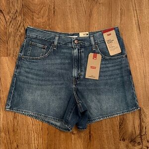 NWT Levi’s Cinch Mid-Thigh Shorts